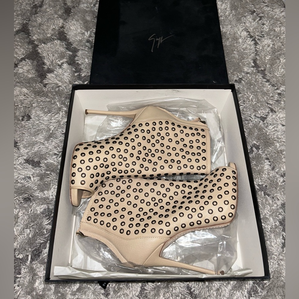 Giuseppe Zanotti Nude Heeled Booties With Grommets Size 38 Leather Peep Toe EUC